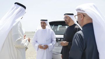 رئيس الدولة وحمد الشرقي يطلعان على سير العمل في ميناء الفجيرة