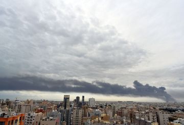 حريق ضخم في خزان وقود بمطار الكويت الدولي جراء استهدافه بطائرات مسيرة حريق ضخم في خزان وقود بمطار الكويت الدولي جراء استهدافه بطائرات مسيرة