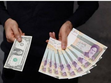 تراجع الريال الإيراني إلى أدنى مستوياته بسبب الحصار البحري الأمريكي