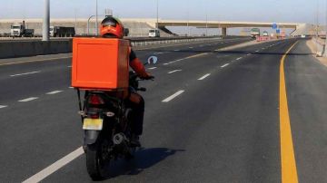 حظر سير الديلفري على الطرق السريعة في أبوظبي اعتبارا من 15 مايو