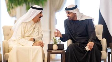 رئيس الدولة يستقبل حاكم أم القيوين وولي عهده رئيس الدولة يستقبل حاكم أم القيوين وولي عهده