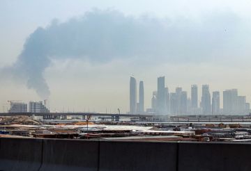 دبي.. تركيب شبكات لحماية المواقع الاستراتيجية من الضربات الإيرانية (صورة) دبي.. تركيب شبكات لحماية المواقع الاستراتيجية من الضربات الإيرانية (صورة)