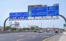 أبوظبي تحظر دراجات التوصيل في بعض الطرق بالإمارة