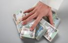 تأجيل السداد عند نقل المديونيات يرفع القسط الشهري.. والبنوك تستمر في تحصيل الفوائد - ae