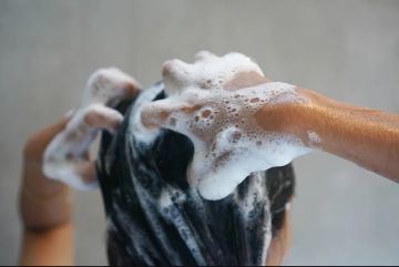 تستخدمه نجمات عالميات.. سحب شامبو المشاهير بعد اكتشاف بكتيريا خطيرة تستخدمه نجمات عالميات.. سحب شامبو المشاهير بعد اكتشاف بكتيريا خطيرة