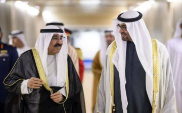 أمير الكويت يتقدم مستقبلي رئيس الإمارات أمير الكويت يتقدم مستقبلي رئيس الإمارات