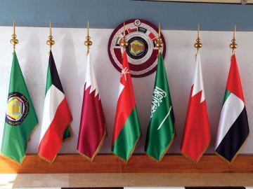 بيان أوروبي خليجي: ندين هجمات إيران على السفن التجارية ودول المنطقة ونرفض ادعاءات السيادة على هرمز بيان أوروبي خليجي: ندين هجمات إيران على السفن التجارية ودول المنطقة ونرفض ادعاءات السيادة على هرمز