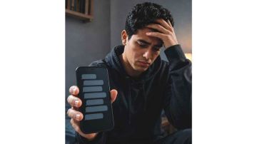 شاب يوثق بهاتفه اعتداء فتاة عليه بالسب شاب يوثق بهاتفه اعتداء فتاة عليه بالسب
