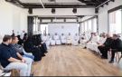 وزارة الصناعة الإماراتية تبحث مع المصنعين تطوير الخدمات بالذكاء الاصطناعي