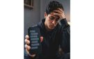 شاب يوثق بهاتفه اعتداء فتاة عليه بالسب - ae