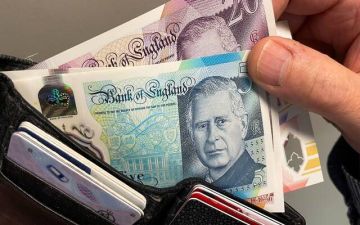 الإسترليني يتراجع أمام الدولار وسط ترقب مسار الفائدة الأمريكية