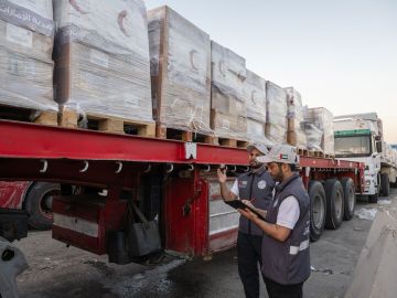 الإمارات تدخل 5 قوافل تحمل 683 طنا من المساعدات إلى قطاع غزة ضمن عملية الفارس الشهم 3 الإمارات تدخل 5 قوافل تحمل 683 طنا من المساعدات إلى قطاع غزة ضمن عملية الفارس الشهم 3