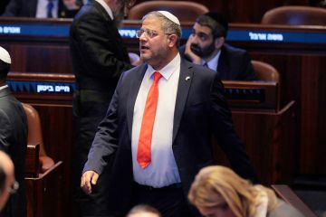 معاريف تكشف عن تجنب أزمة دبلوماسية بين إسرائيل والإمارات.. نتنياهو يتدخل وبن غفير يتمسك بموقفه معاريف تكشف عن تجنب أزمة دبلوماسية بين إسرائيل والإمارات.. نتنياهو يتدخل وبن غفير يتمسك بموقفه