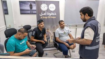 المستشفى الإماراتي العائم يوفر أطرافا اصطناعية لـ 21 مصابا فلسطينيا المستشفى الإماراتي العائم يوفر أطرافا اصطناعية لـ 21 مصابا فلسطينيا