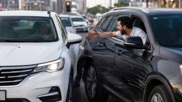 إيقاف الرخصة عاما لسائق تعمد صدم مركبة مرتين في دبي إيقاف الرخصة عاما لسائق تعمد صدم مركبة مرتين في دبي