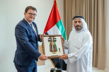 رئيس الدولة يمنح سفير النمسا وسام زايد الثاني من الدرجة الأولى رئيس الدولة يمنح سفير النمسا وسام زايد الثاني من الدرجة الأولى