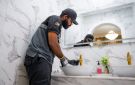  كهرباء ومياه الشارقة تنفذ مبادرة ترشيد المياه بمنازل المواطنين في مغيدر