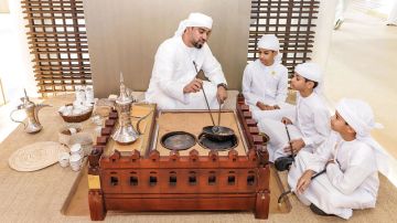 وصفة قهوة الشيخ زايد.. فنجان يحمل إرث المؤسس وحكاية مجلسه وصفة قهوة الشيخ زايد.. فنجان يحمل إرث المؤسس وحكاية مجلسه