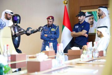 سند يدخل غرفة القرار.. دفاع مدني دبي يوظف روبوتا ذكيا مستشارا للجان الخاصة سند يدخل غرفة القرار.. دفاع مدني دبي يوظف روبوتا ذكيا مستشارا للجان الخاصة