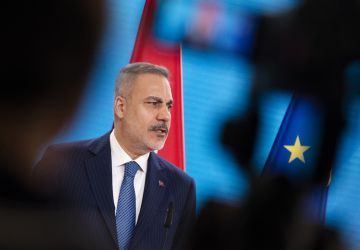 فيدان يؤكد لبن زايد استمرار بلاده في تعزيز التضامن الإقليمي من أجل أمن المنطقة فيدان يؤكد لبن زايد استمرار بلاده في تعزيز التضامن الإقليمي من أجل أمن المنطقة