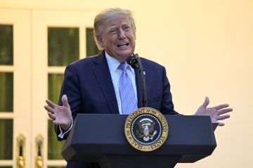 ترامب يعلن منع 3 وسائل إعلام أميركية من دخول البيت الأبيض ترامب يعلن منع 3 وسائل إعلام أميركية من دخول البيت الأبيض