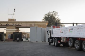 دخول 4 قوافل مساعدات إماراتية إلى قطاع غزة تحمل 781 طنا دخول 4 قوافل مساعدات إماراتية إلى قطاع غزة تحمل 781 طنا