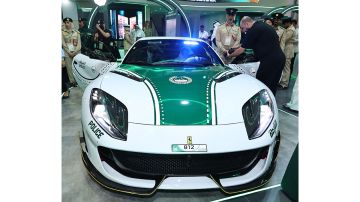 سعرها 1.5 مليون درهم وقوتها 800 حصان.. شرطة دبي تضم سيارة منصوري فيراري 812 سوبرفاست 