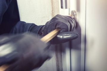 لص يستنجد بالشرطة بعد أن حاصره أصحاب البيت لص يستنجد بالشرطة بعد أن حاصره أصحاب البيت