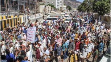 احتجاجات شعبية في أبين تنديدا بحكومة التحالف وفسادها احتجاجات شعبية في أبين تنديدا بحكومة التحالف وفسادها