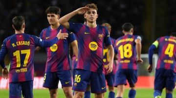 برشلونة يسحق أولمبياكوس بسداسية في ليلة تألق نجمه لوبيز