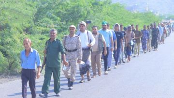مسيرات شعبية راجلة لخريجي دورات طوفان الأقصى في الحديدة مسيرات شعبية راجلة لخريجي دورات طوفان الأقصى في الحديدة