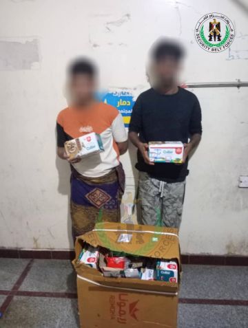 ضبط شخصين متهمين بسرقة بضائع من على متن شاحنات نقل شمال عدن ضبط شخصين متهمين بسرقة بضائع من على متن شاحنات نقل شمال عدن
