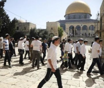 عشرات المستوطنين يقتحمون الأقصى ودعوات فلسطينية للرباط فيه