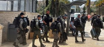 قوات العدو الإسرائيلي تهاجم صحفيين ومتضامنين أجانب شرق طولكرم