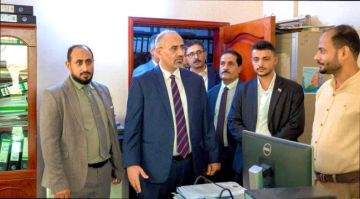 الرئيس الزبيدي يتفقد سير العمل بالأمانة العامة لهيئة رئاسة المجلس الانتقالي الجنوبي