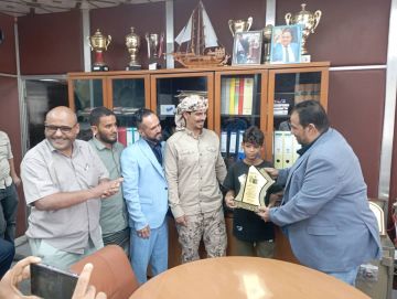 شركة النفط اليمنية فرع عدن تكرم الفارس الجنوبي صالح الجمهوري بدرع تقديري شركة النفط اليمنية فرع عدن تكرم الفارس الجنوبي صالح الجمهوري بدرع تقديري