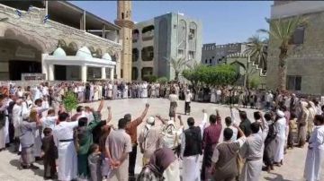 وقفات في الحديدة وفاء للشهداء وتأكيدا على استمرار التعبئة في مواجهة مخططات الأعداء وقفات في الحديدة وفاء للشهداء وتأكيدا على استمرار التعبئة في مواجهة مخططات الأعداء