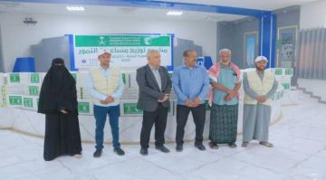 تدشين مشروع توزيع مساعدات التمور في وادي حضرموت بدعم مركز الملك سلمان