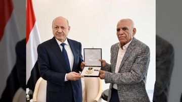 رئيس مجلس القيادة يكرم افتهان المشهري بعد وفاتها رئيس مجلس القيادة يكرم افتهان المشهري بعد وفاتها