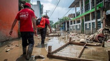 فيضانات المكسيك تتسبب في وفاة العشرات وتسرب نفطي في نهر بانتبيك فيضانات المكسيك تتسبب في وفاة العشرات وتسرب نفطي في نهر بانتبيك