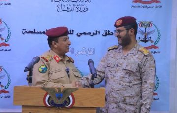 انشقاق قيادي في صفوف أنصار الله وانضمامه إلى القوات الحكومية اليمنية انشقاق قيادي في صفوف أنصار الله وانضمامه إلى القوات الحكومية اليمنية