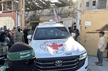 القسام تعلن تسليم جثتين من أسرى العدو الصهيوني