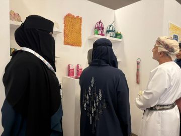 بأنامل مضيئة رغم الظلام.. كفيفات جمعية الوفاء بعدن يبرزن إبداعهن في ملتقى النور بسلطنة عمان بأنامل مضيئة رغم الظلام.. كفيفات جمعية الوفاء بعدن يبرزن إبداعهن في ملتقى النور بسلطنة عمان