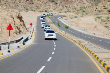 طارق صالح يفتتح المرحلة الأولى من طريق الشيخ محمد بن زايد الرابط بين المخاء وتعز