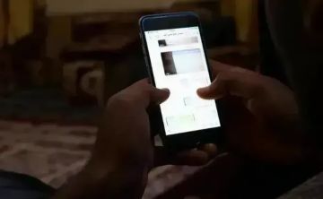 ثلاثة شبان ينهبون هاتف امرأة بعد التقطع لها ويطالبون بـ20 ألف ريال سعودي مقابل عدم نشر صورها