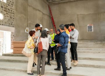 مدير عام صيرة ووفد فرنسي يزورون مشروع ترميم سينما برافين أروى بعدن مدير عام صيرة ووفد فرنسي يزورون مشروع ترميم سينما برافين أروى بعدن