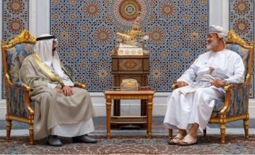 السلطان هيثم بن طارق وأمير الكويت يستعرضان فرص الشراكة والاستثمار