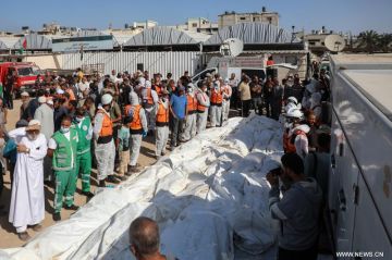 تشييع جثامين 50 شهيدا فلسطينيا مجهول الهوية إلى مقبرة مخصصة بغزة تشييع جثامين 50 شهيدا فلسطينيا مجهول الهوية إلى مقبرة مخصصة بغزة