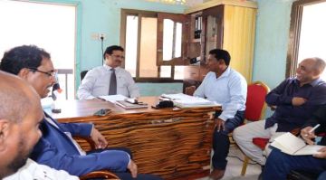 فريق التوجيه والرقابة الرئاسي يطلع على سير العمل في عدد من مكاتب الوزارات التنفيذية بسقطرى