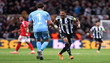 نيوكاسل يهزم بنفيكا مورينيو بثلاثية في دوري الأبطال نيوكاسل يهزم بنفيكا مورينيو بثلاثية في دوري الأبطال